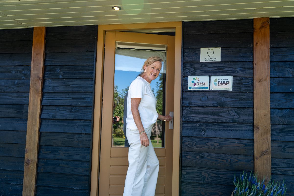 Klarisse bij de deur van de praktijk